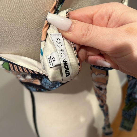 Fashion Nova Floral Multi Color Halter Top Cross Back Tie Back Size 1x - Picture 3 of 3